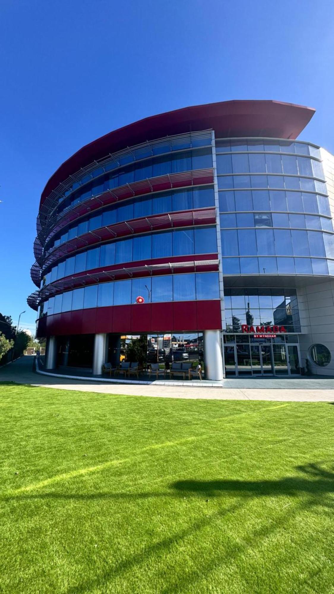 Ramada By Wyndham Bucharest Otopeni Airport Zewnętrze zdjęcie