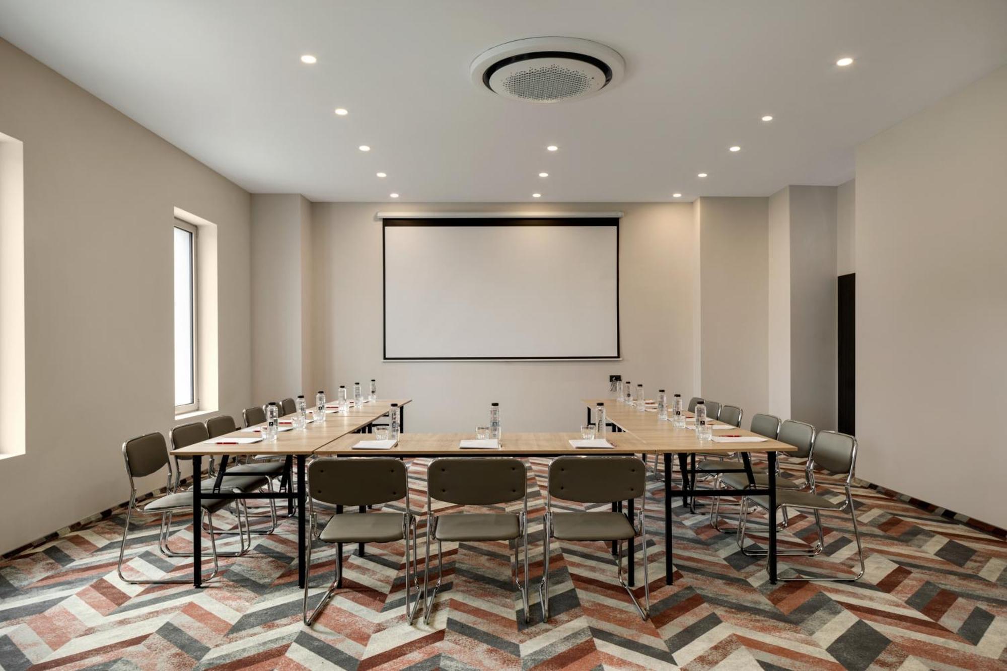 Ramada By Wyndham Bucharest Otopeni Airport Zewnętrze zdjęcie